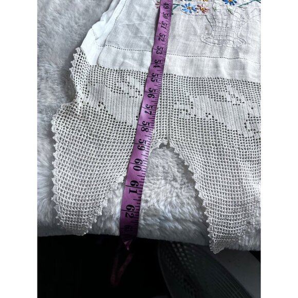 Crochet basket lace edged embroidered table runner - Picture 5 of 10